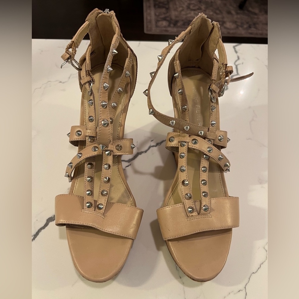 Marc Fisher Tan Platform Wedge Sandals With Silver Stud Women's Size 9.5